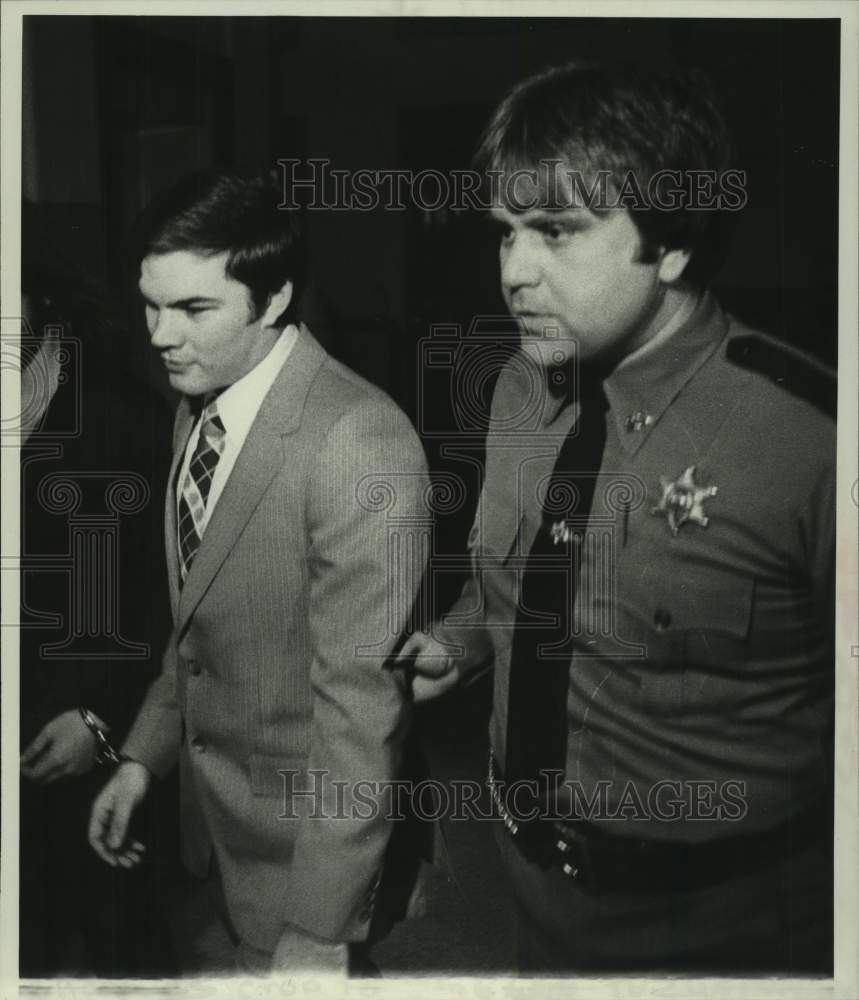1982 Press Photo William Weinman after sentencing at Albany, New York courthouse - Historic Images