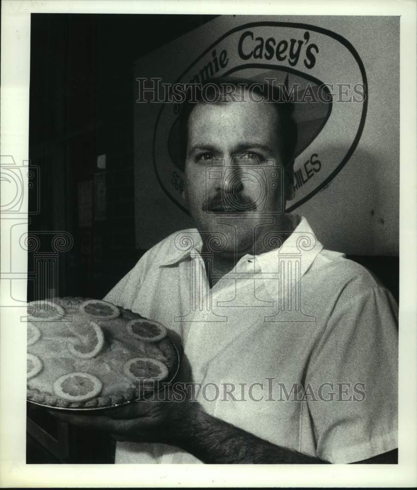 1989 Press Photo Steve Novak shows off a pie in East Greenbush, New York - Historic Images