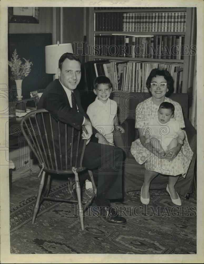 Press Photo Mr & Mrs. Nott with children in their Albany, New York home library - Historic Images