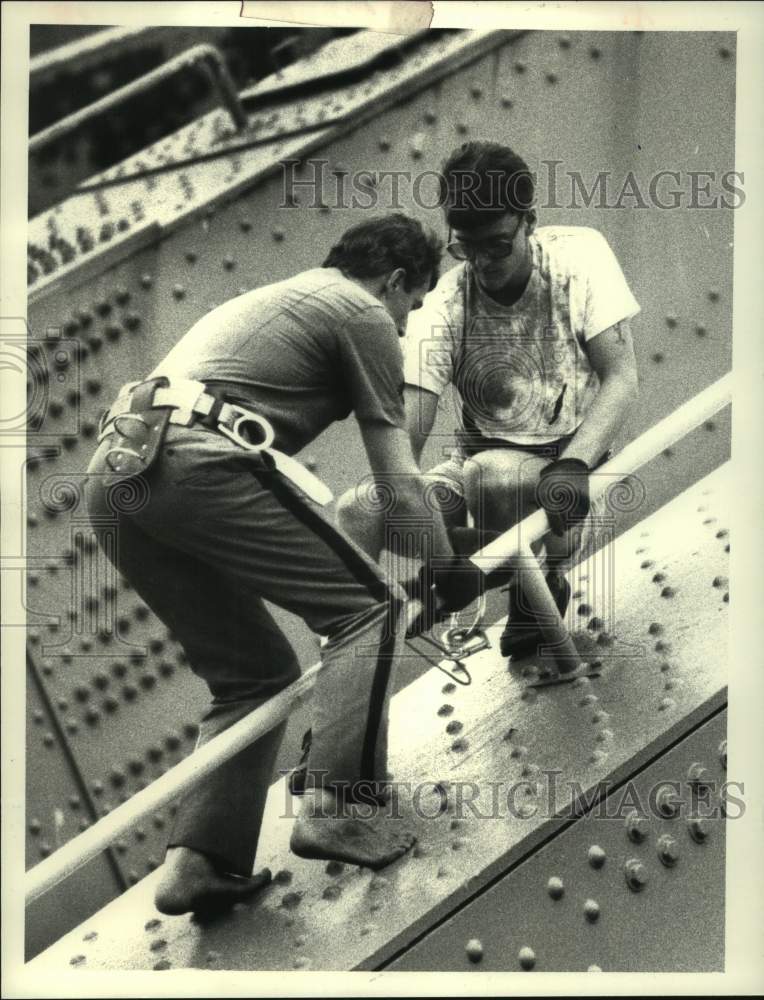 1983 Press Photo New York police officer with would-be bridge jumper in Colonie - Historic Images
