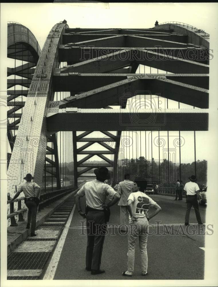 1983 Press Photo Spectators watch officers coax jumper off bridge in Colonie, NY - Historic Images