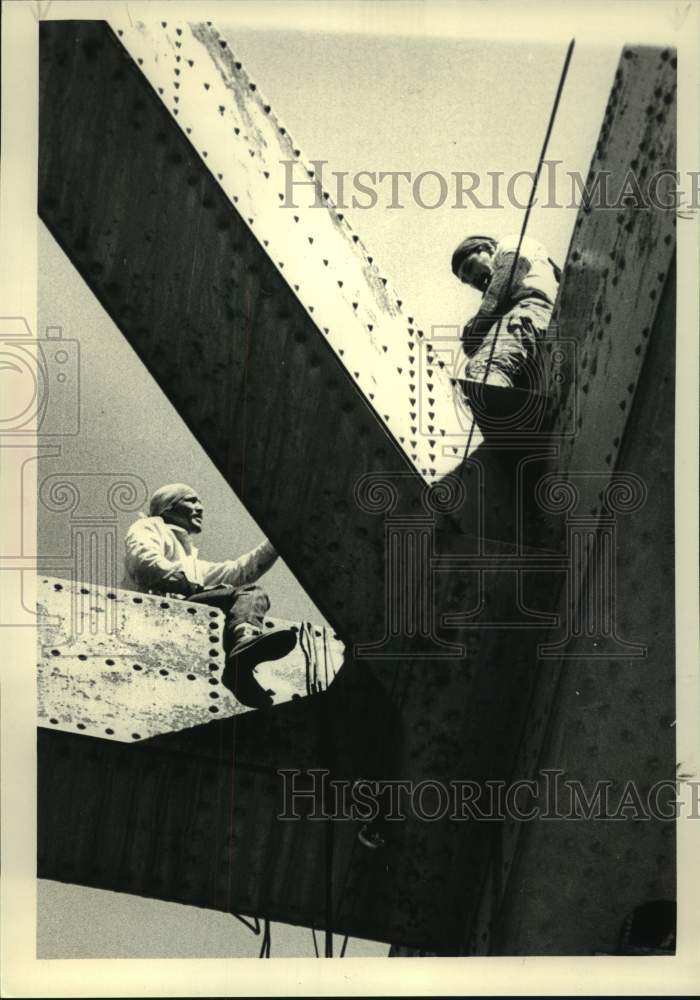 1986 Press Photo The Kosciusko Bridge in Colonie, New York being painted - Historic Images
