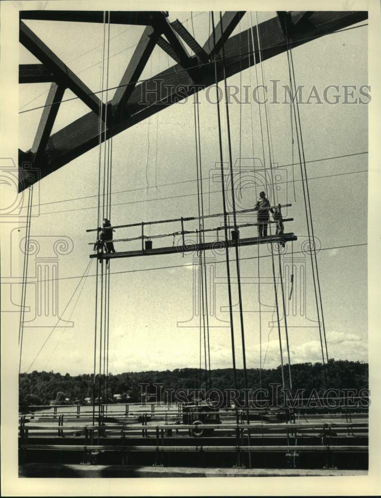 1986 Press Photo Crew uses scaffold to paint the Kosciusko Bridge in Colonie, NY - Historic Images