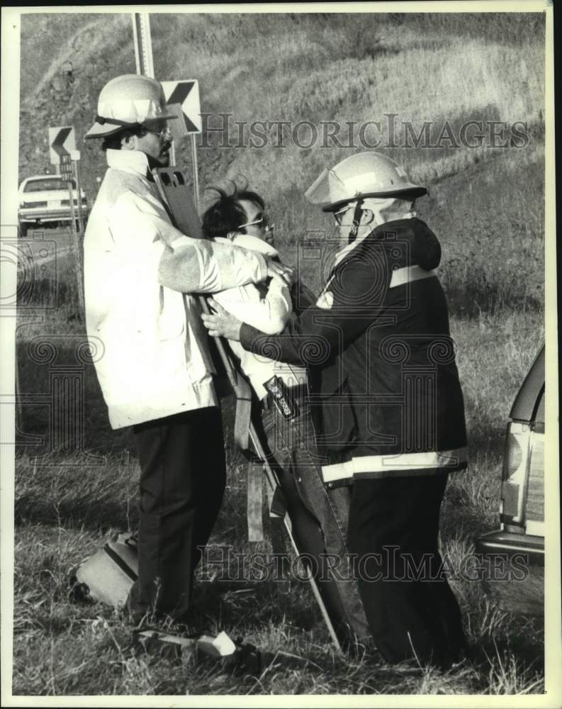 1990 Press Photo Emergency crews help accident victim in Colonie, New York - Historic Images