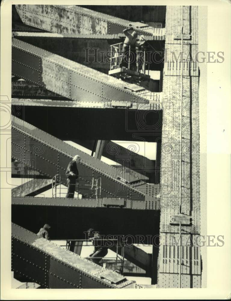 1986 Press Photo Workers painting the Northway Twin Bridges in Colonie, New York - Historic Images