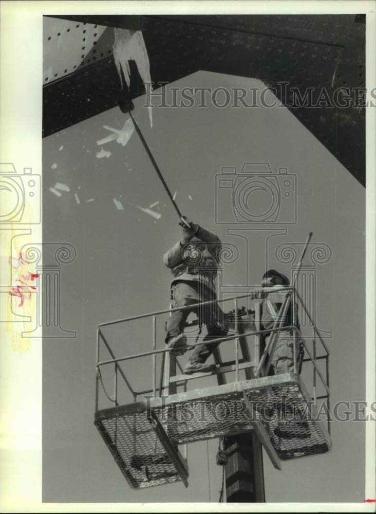 Press Photo New York Department of Transportation crew removes bridge icicles - Historic Images