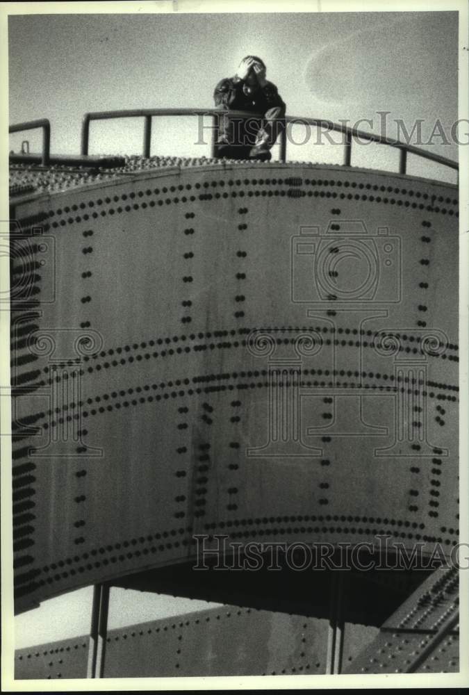 1990 Press Photo Justin Belonger sits on top the Kosciusko Bridge, Colonie, NY - Historic Images