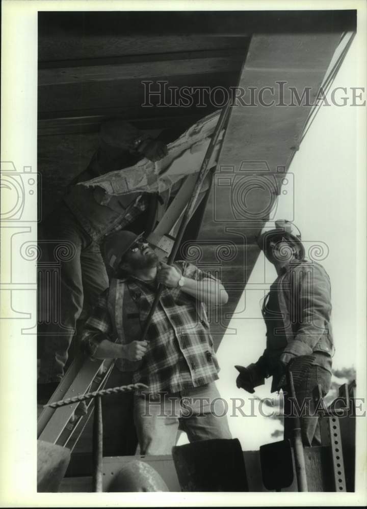 1994 Press Photo Workers remove debris from underside of bridge in New York - Historic Images