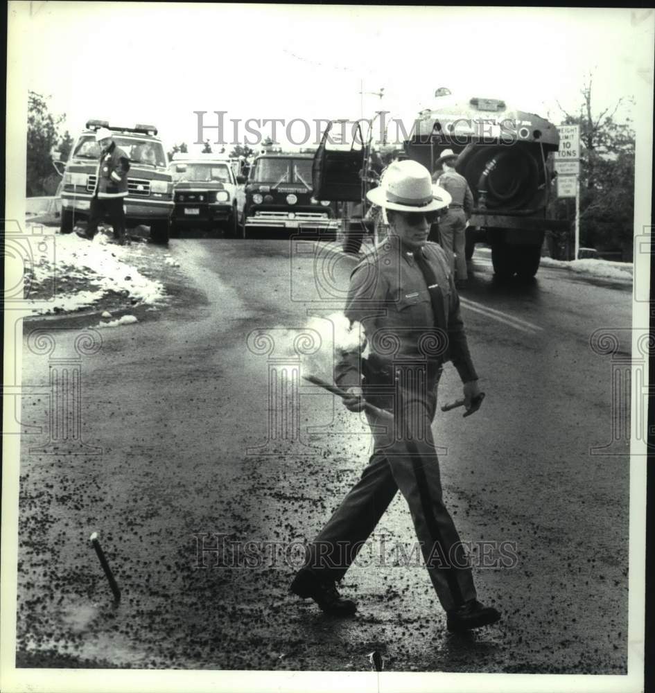 1991 Press Photo New York State Trooper places flares on road after accident in - Historic Images