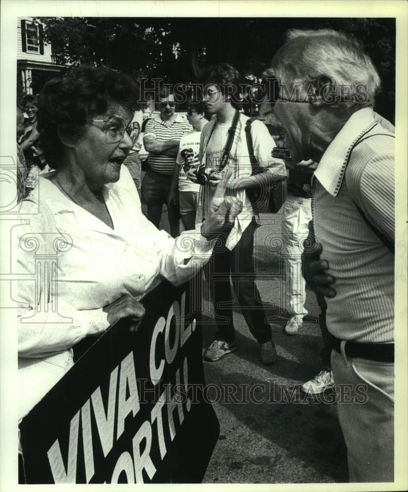 1987 Press Photo New York residents debate in Philmont on Ollie North Day - Historic Images