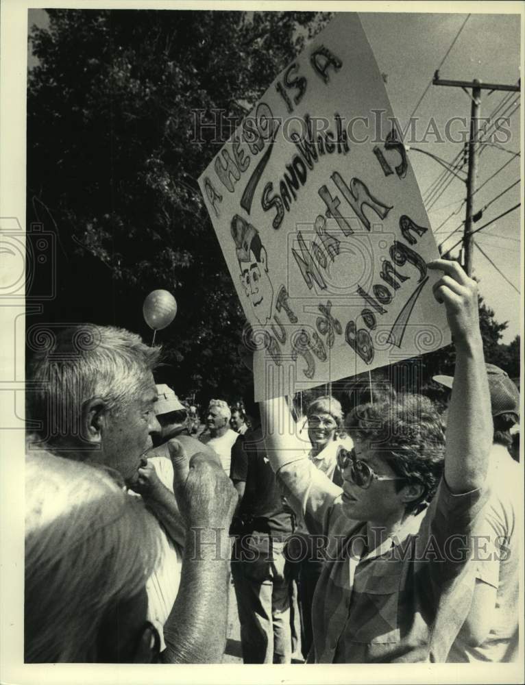 1987 Press Photo Opposing sides debate in Philmont, New York on Ollie North Day - Historic Images