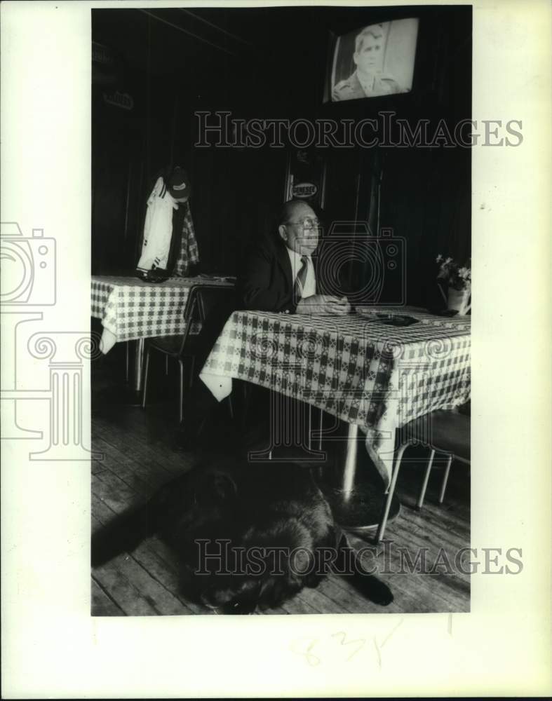 1987 Press Photo Philmont, New York Mayor Phil Mossman at Nick&#39;s Restaurant - Historic Images