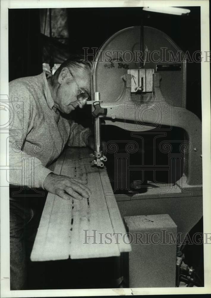 1991 Press Photo Ed Somers cuts wood on bandsaw at boat works in Albany, NY - Historic Images