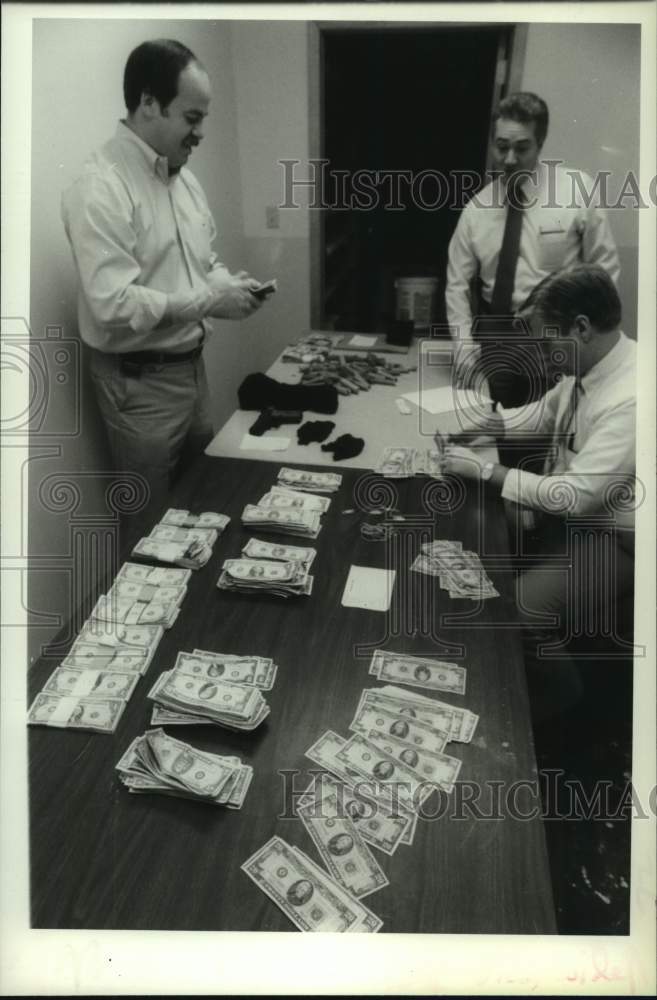 1988 Press Photo Money recovered from Guilderland, New York bank robbert - Historic Images