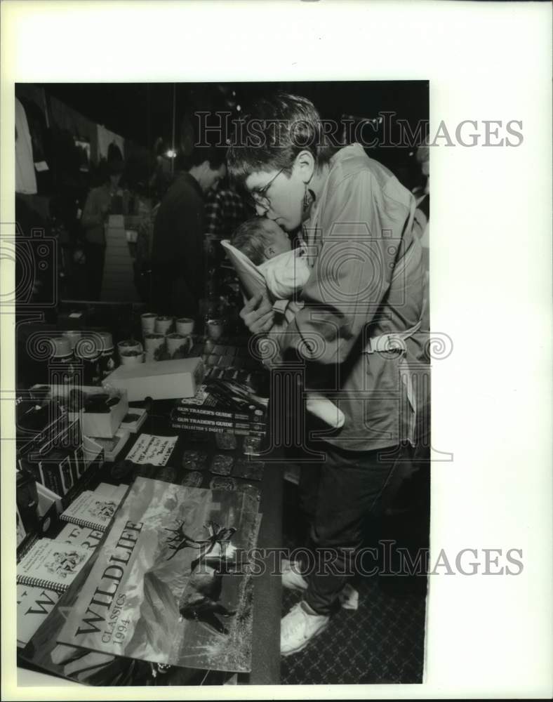 1994 Press Photo Northeast Great Outdoor Show attendees in Albany, New York - Historic Images