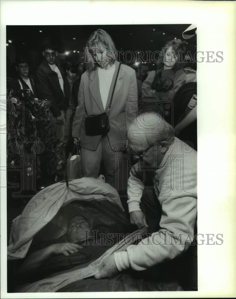1994 Press Photo Vermont man tests sleeping bag at Albany, New York outdoor show - Historic Images