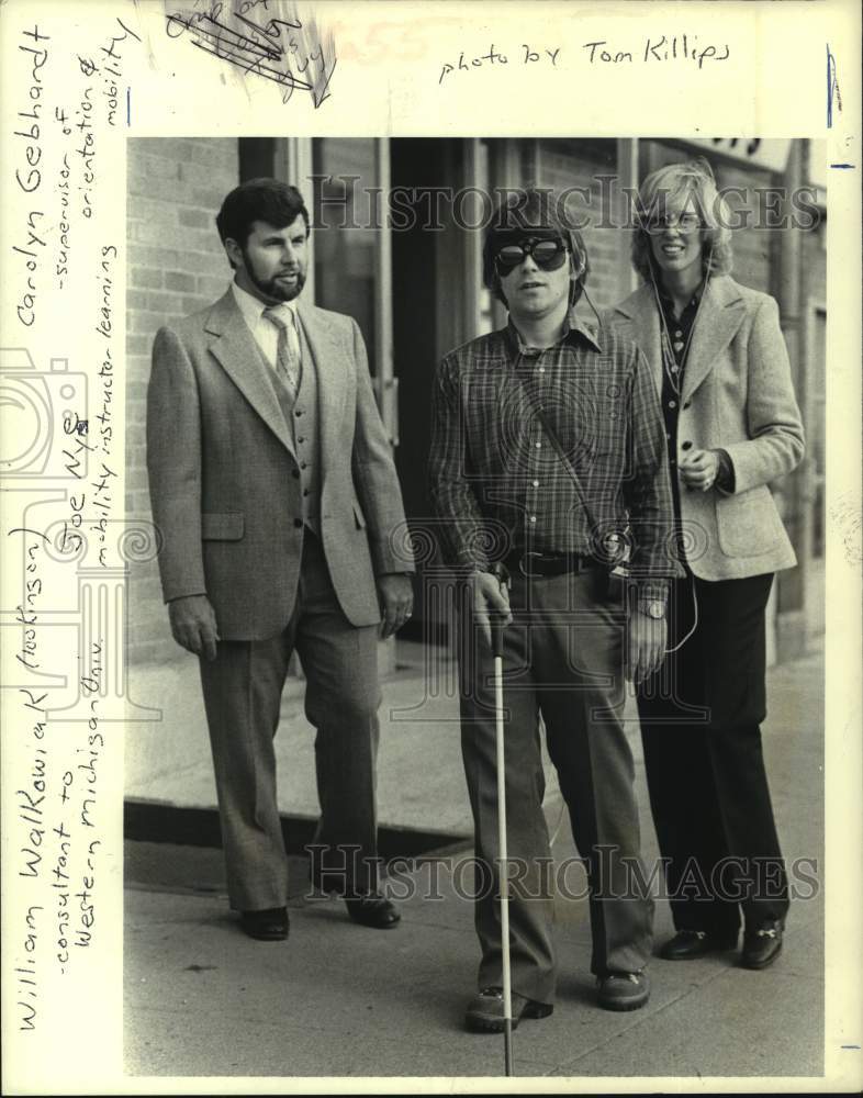 1983 Press Photo Joe Nye using cane at Northeastern Association of the Blind - Historic Images