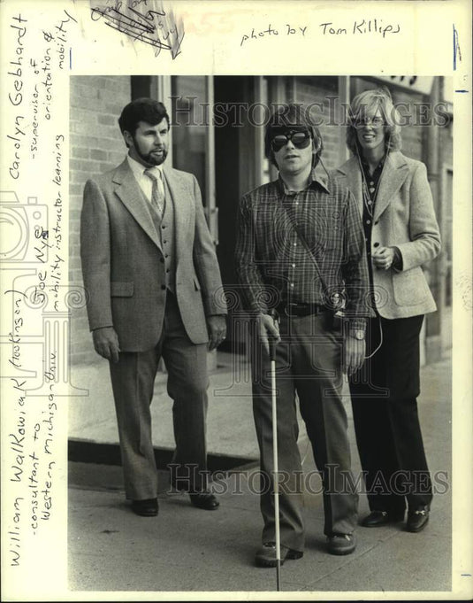 1983 Press Photo Joe Nye using cane at Northeastern Association of the Blind - Historic Images