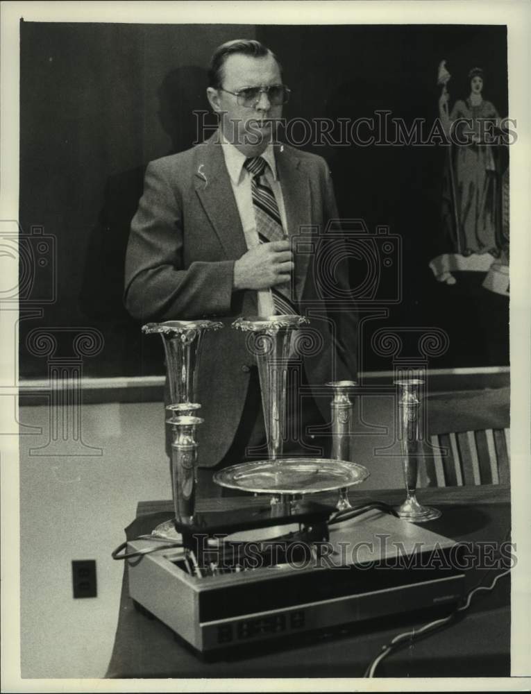 1984 Press Photo New York State Police investigator with recovered stolen goods - Historic Images