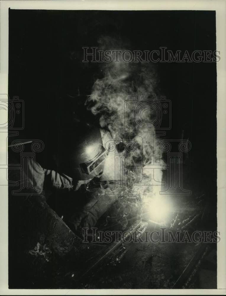 1985 Press Photo Danny O&#39;Neil welding at Adirondack Steel, Latham, New York - Historic Images