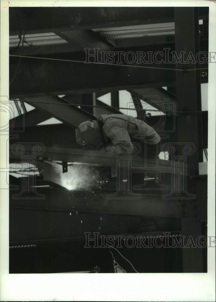 1994 Press Photo Worker welds steel beans on new Niskayuna, New York Town Hall - Historic Images