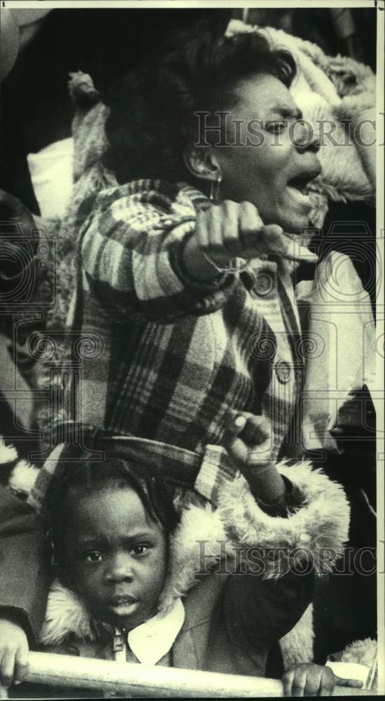 1980 Press Photo Welfare demonstrator in front of State Capitol in Albany, NY - Historic Images