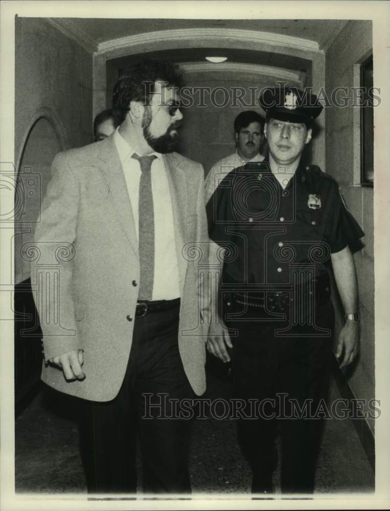 1985 Press Photo Union president Jim Tuffy &amp; Albany, NY officer Keith Wells - Historic Images