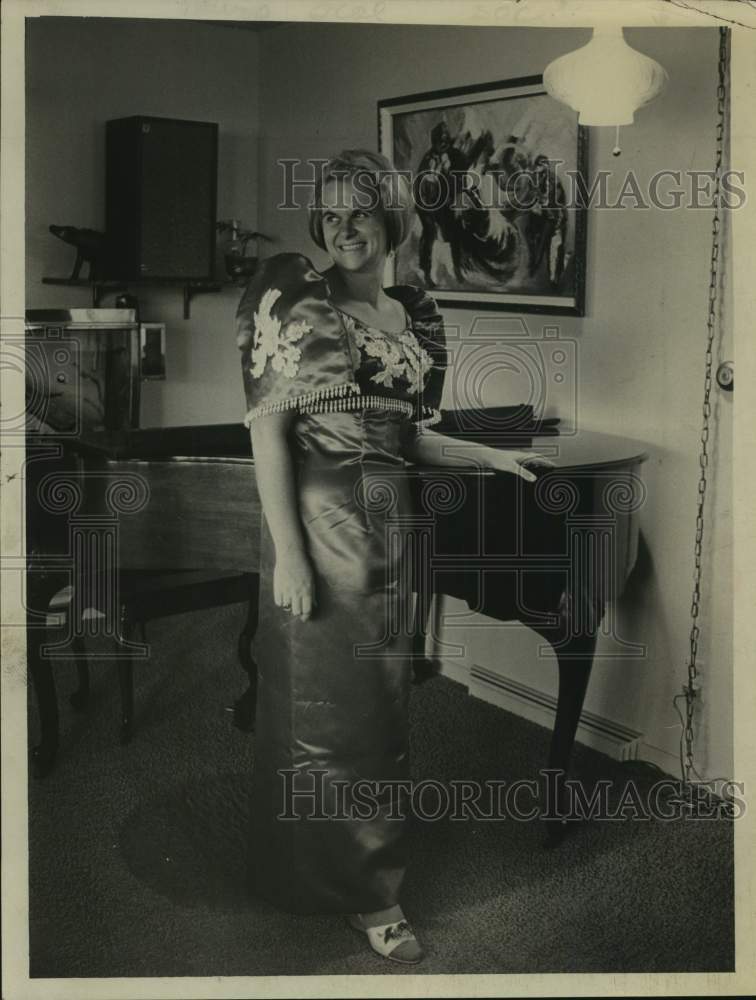 Press Photo Mrs. Edmundo Nunez model dress in Albany, New York - tua14968 - Historic Images