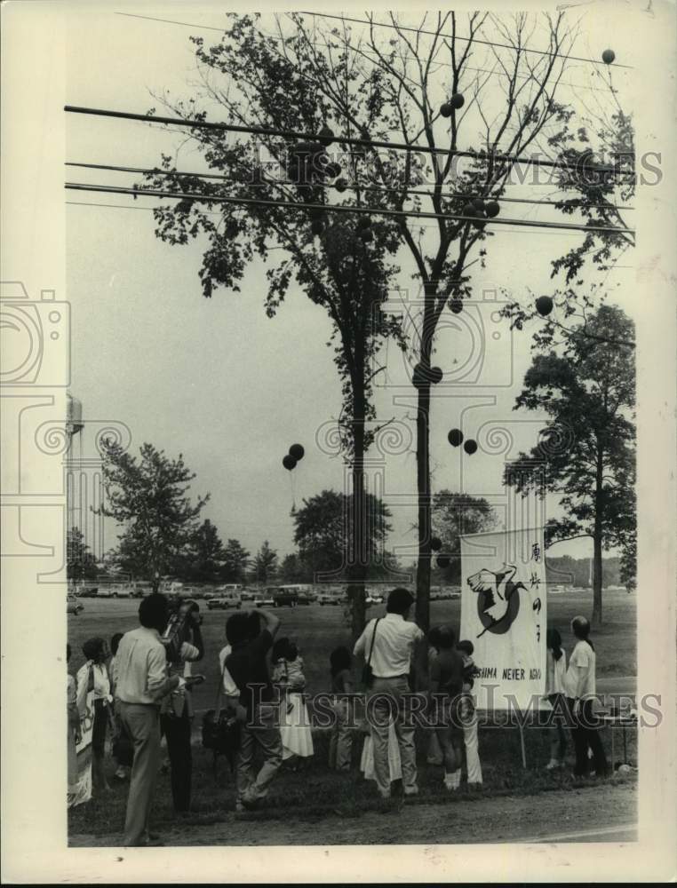 1984 Press Photo Anti-nuclear protestors at Knolls Lab in Niskayuna, New York - Historic Images