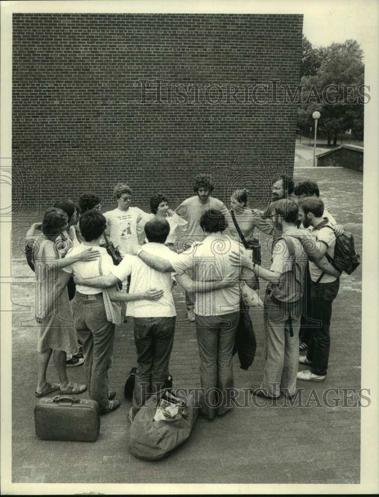 1983 Press Photo Anti-nuclear protestors gathered outside Saratoga, NY jail - Historic Images