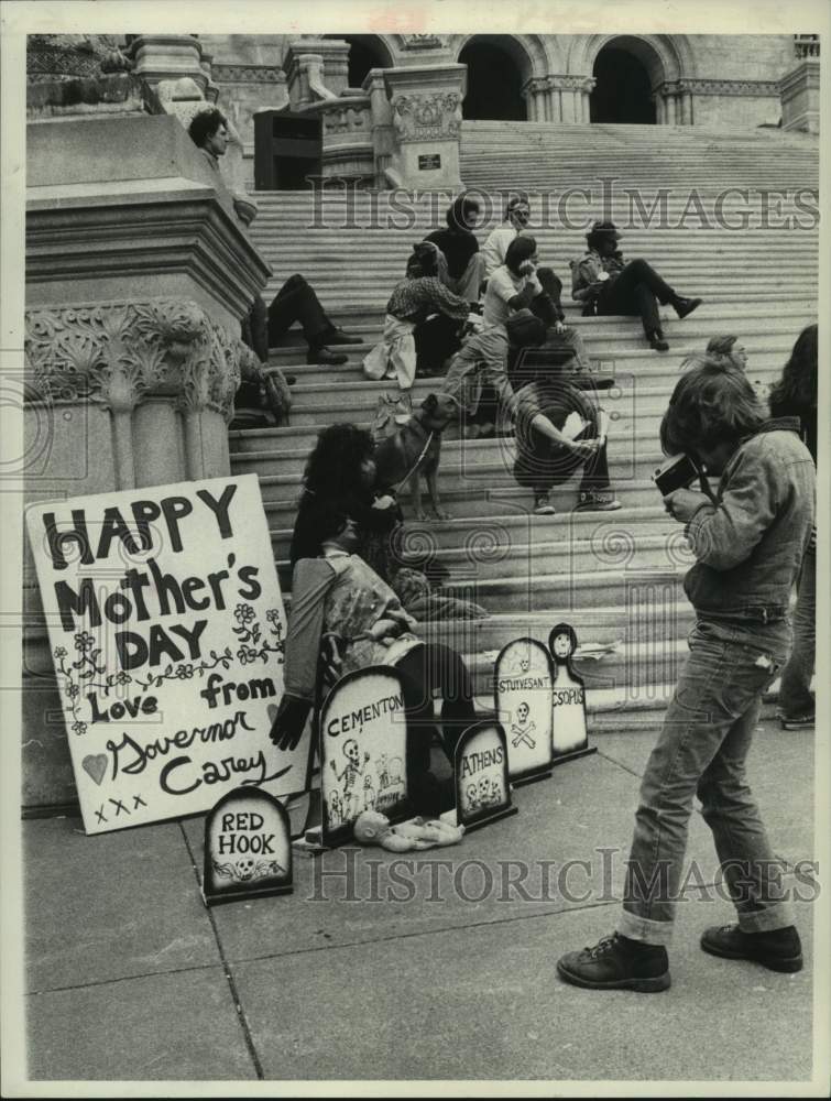 1978 Press Photo Nuclear power demonstrators on Capitol steps, Albany, New York - Historic Images