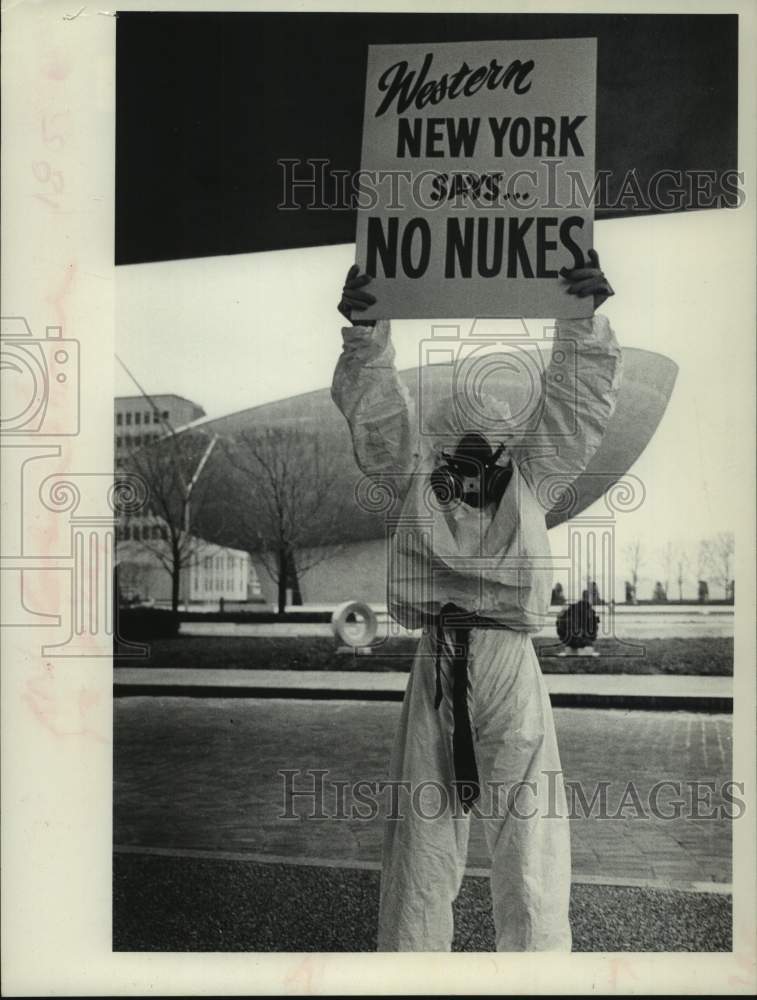 1979 Press Photo Anti-nuclear protestor wearing radiation suit in New York - Historic Images