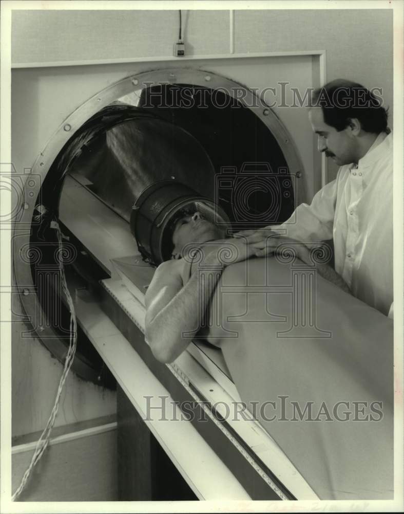 1983 Press Photo Patient in a Magnetic Resonance Imaging (MRI) machine - Historic Images