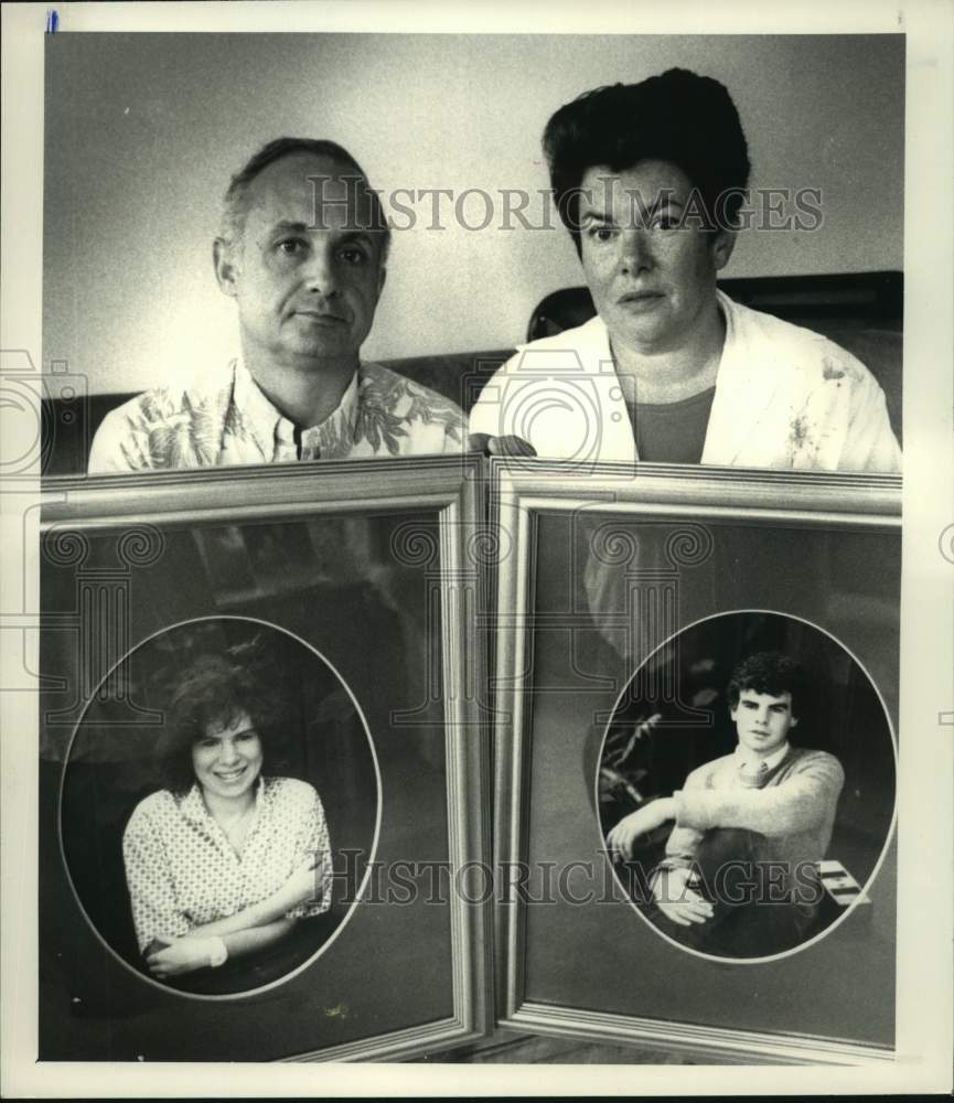 1989 Press Photo Claverack, New York couple with photos of their children - Historic Images