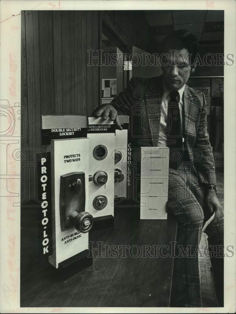 1977 Press Photo Richard Nowosielski with door lock sales displays in New York - Historic Images