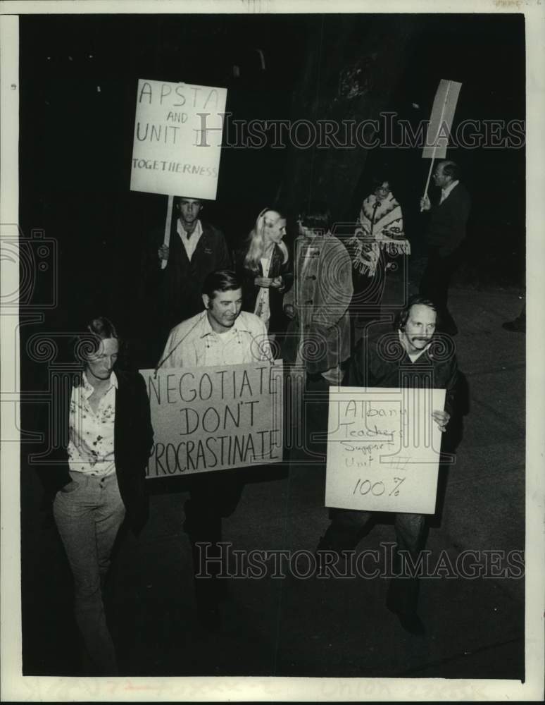 1979 Press Photo Public School employee unions picket in Albany, New York - Historic Images