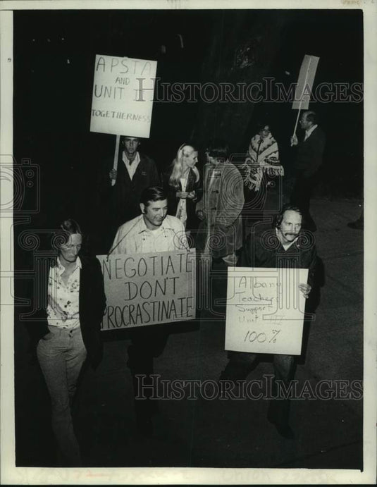 1979 Press Photo Public School employee unions picket in Albany, New York - Historic Images
