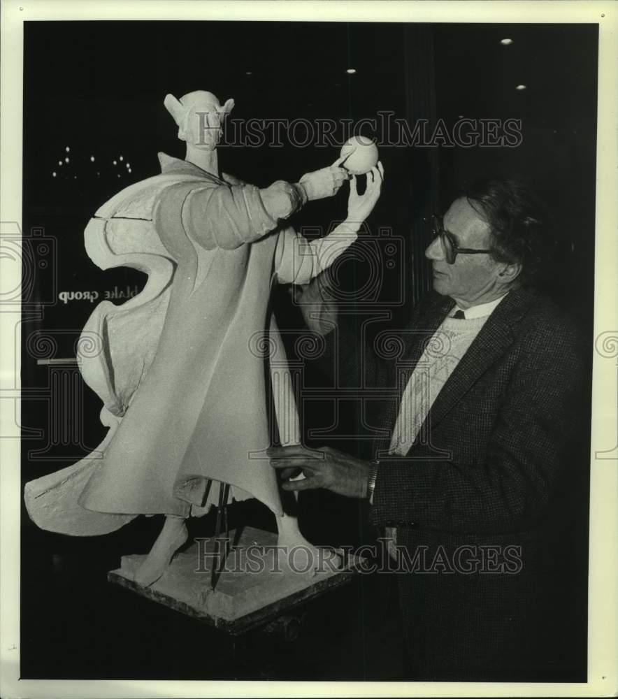 1990 Press Photo Elbert Weinberg with his sculpture of Columbus in Albany, NY - Historic Images