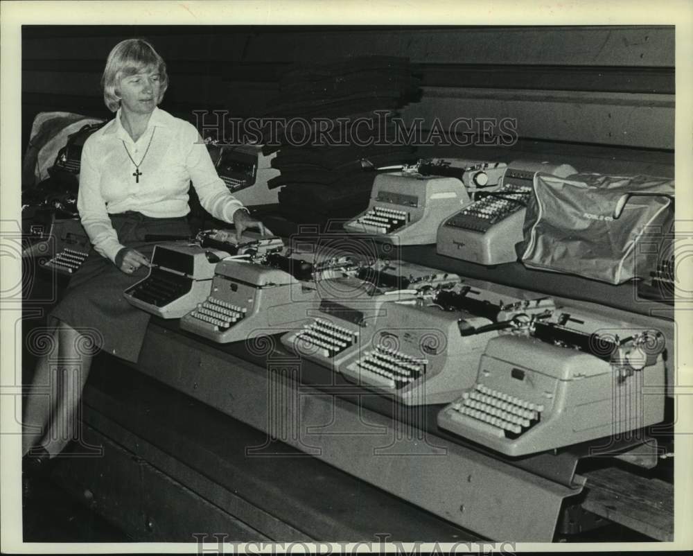 1977 Press Photo Sister Joan Byrne with items to be auctioned in Albany, NY - Historic Images