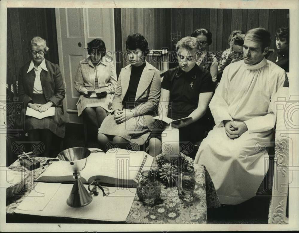 1979 Press Photo Reverend Richard Shaw with nuns at Albany, NY catholic school - Historic Images