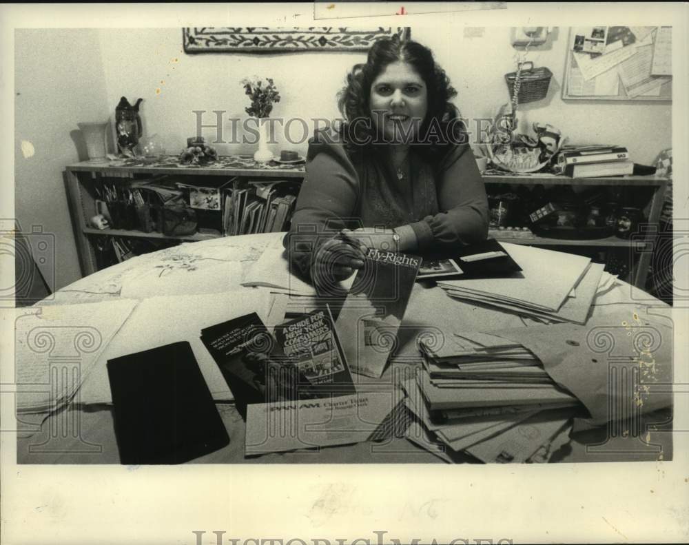 1985 Press Photo Beverly P. Schwartz with consumer rights pamphlets in New York - Historic Images