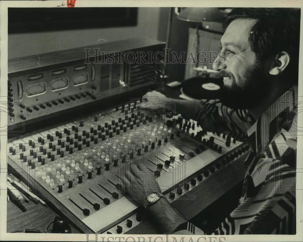 1975 Press Photo Nate Schwartz sits at sound engineering machine - tua15073 - Historic Images