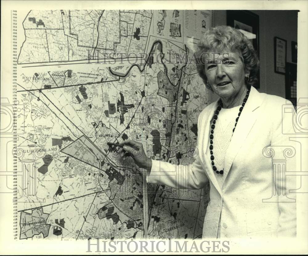 1986 Press Photo Margaret Schwarz shown in front of map at Colonie Village Hall - Historic Images