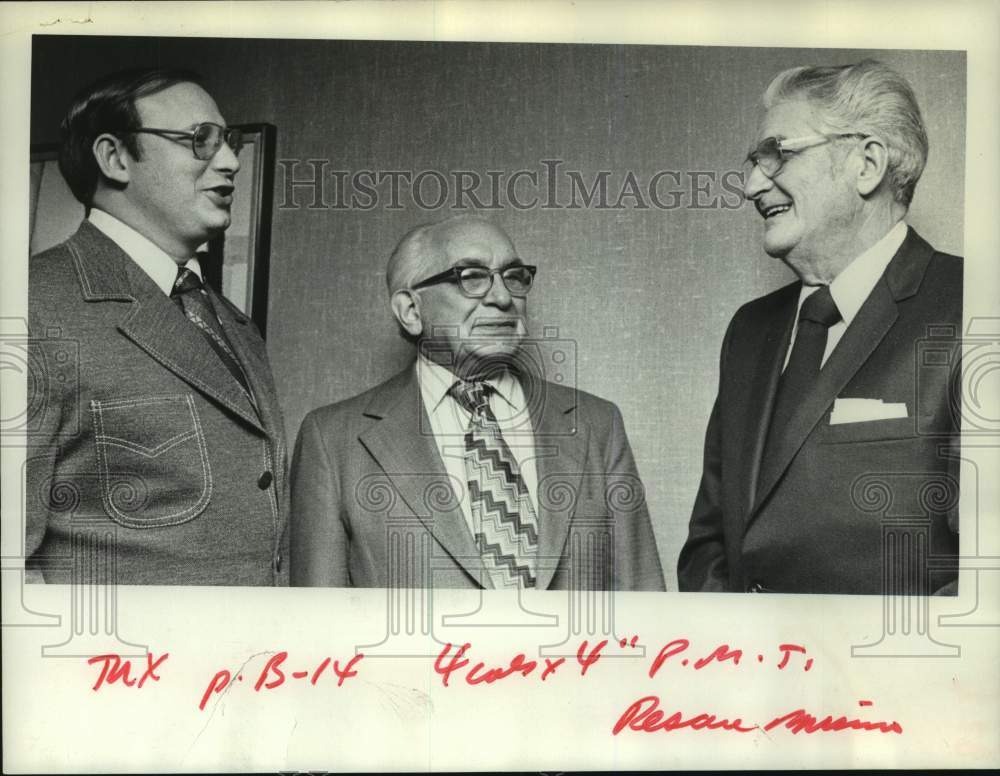 1976 Press Photo Reverend Karman Schweiger, Ray Dewey and Denton Goodall shown - Historic Images