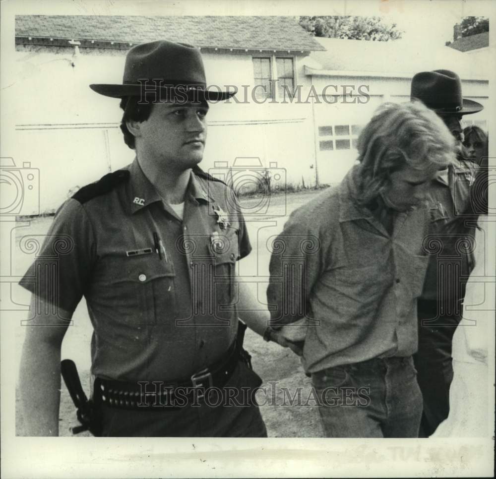 1982 Press Photo Noel Scudds with police officers - tua15102 - Historic Images