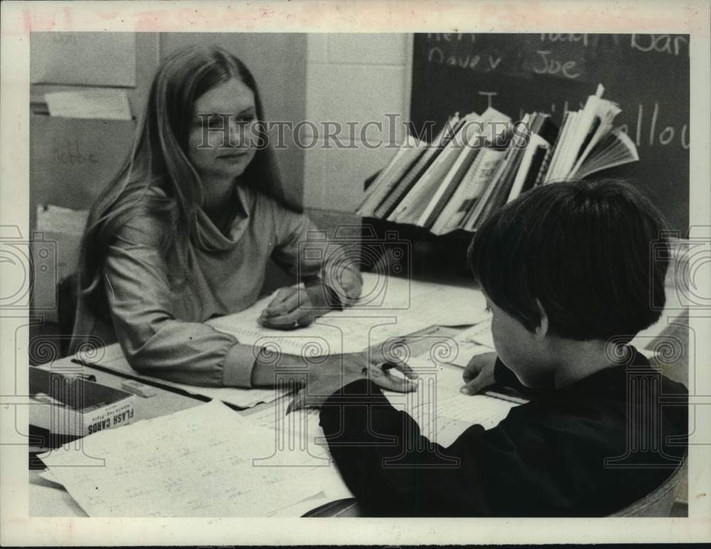 1977 Nancy Scott, teacher, with student at Terago Elementary School - Historic Images