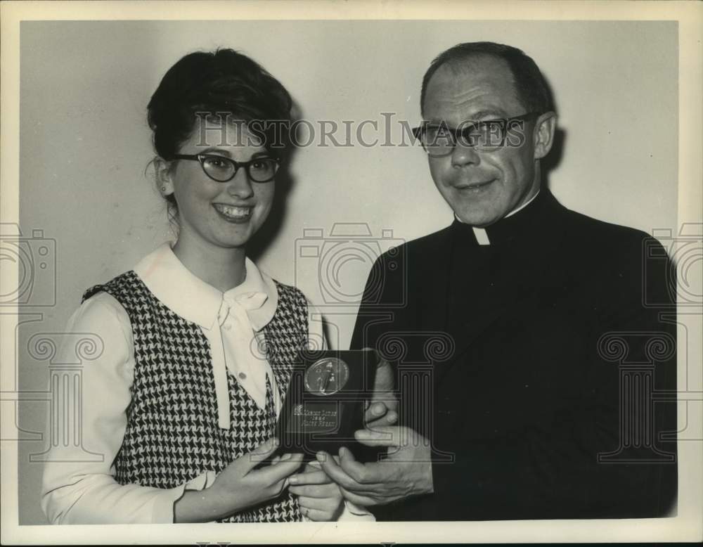 Press Photo Reverend Joseph F. Oathout, director, Marian Lodge, Pyramid Lake, NY - Historic Images