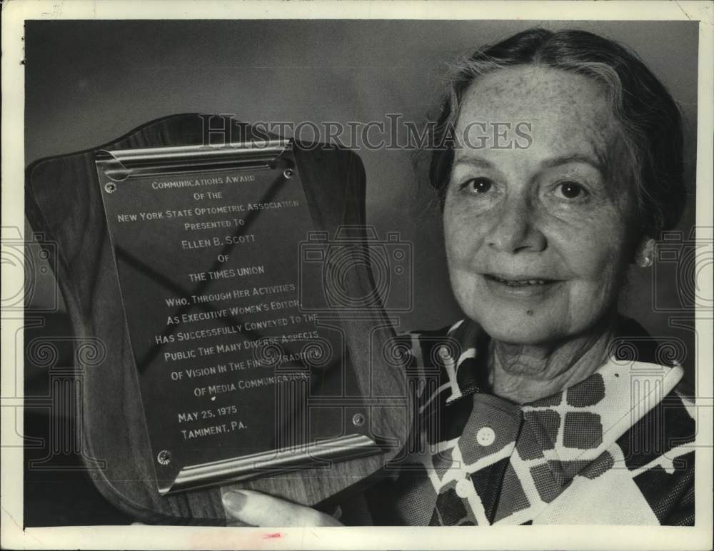 1975 Press Photo Ellen B Scott of The Times Union holds communications award - Historic Images