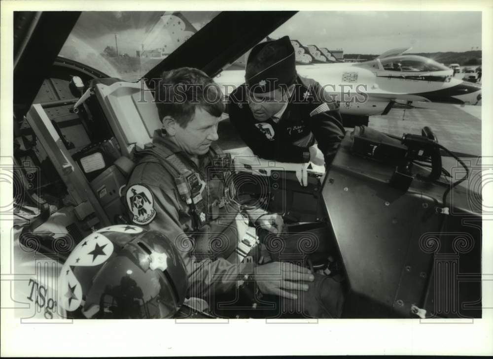 1994 Press Photo Thunderbird pilot gives instruction at Air Show in Glenville NY - Historic Images