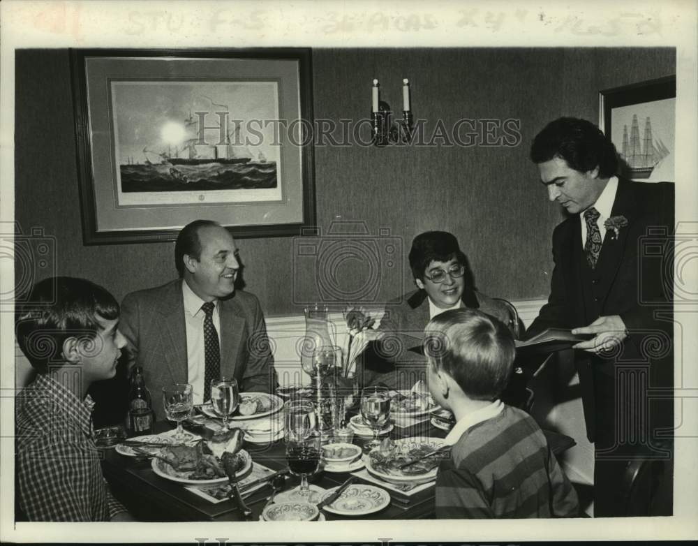1981 Press Photo Cerezin family eating dinner at Scrimshaw Restaurant - Historic Images